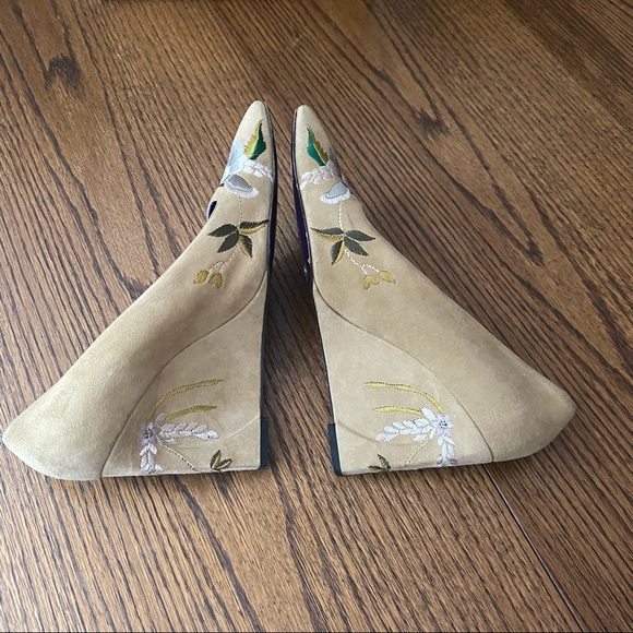 FENDI Vintage 90s Suede Camel Trophy Embroidered Wedge Heels. Made in It… - Picture 3 of 8
